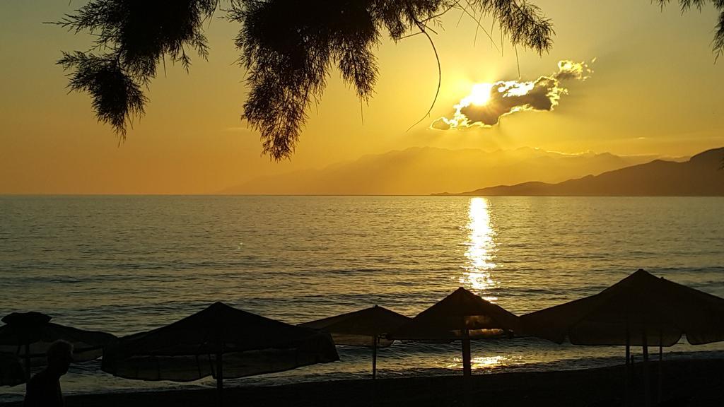 Villa Iceberg Kalamaki  Bagian luar foto